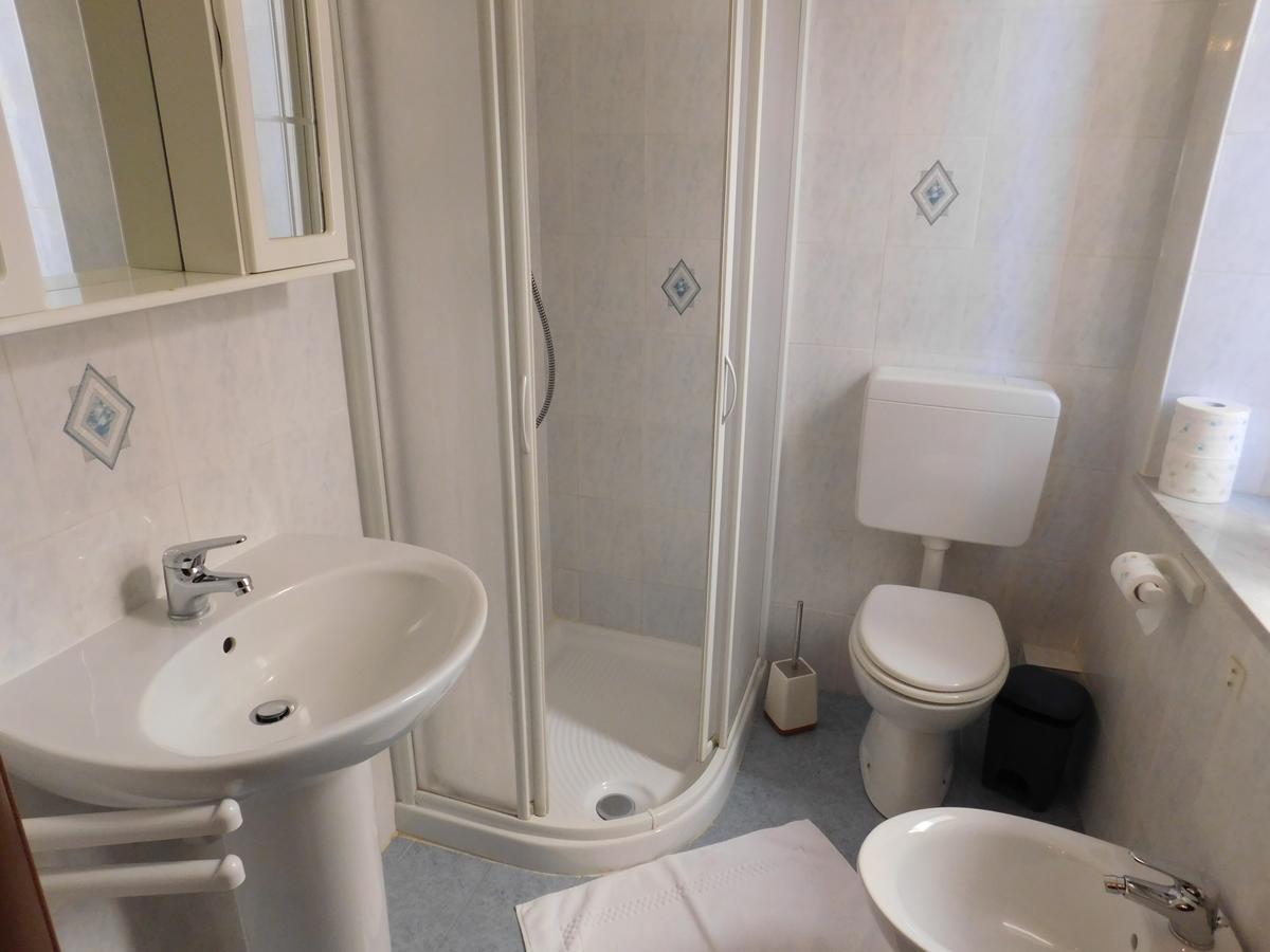 Il Duca Bianco Hotel Calosso Екстериор снимка
