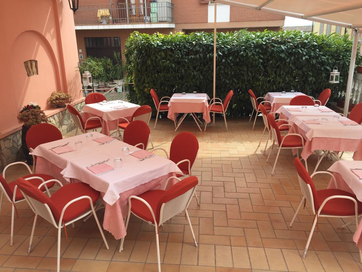Il Duca Bianco Hotel Calosso Екстериор снимка
